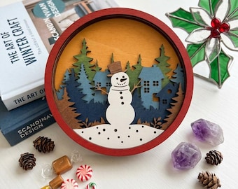 MD522 Snowman Shadow Box SVG, okrągły plik wycinany laserowo z bałwanem świątecznym, trójwymiarowa, warstwowa sztuka ścienna z motywem zimowej wioski, plik CNC Glowforge