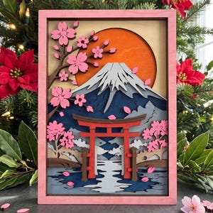Peut inclure: Une œuvre d'art murale en bois multicouche avec un cadre rose, un portail torii rouge, une montagne enneigée et un grand soleil orange. Des branches de cerisier en fleurs s'étendent sur la scène avec des pétales sur une eau bleue.
