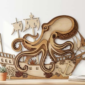 Può includere: Arte da parete in legno con un design a strati di un polpo e una nave. Il polpo ha tentacoli dettagliati ed è in tonalità marroni. La nave comprende vele, un'ancora ed elementi decorativi, il tutto in tonalità di legno naturale.
