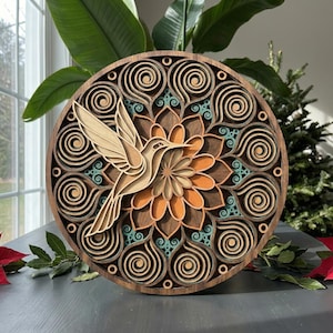 Puede incluir: Un letrero de madera hecho a mano con la palabra "Welcome" en una fuente caprichosa. El letrero pintado de blanco tiene un acabado envejecido y presenta un diseño floral decorativo en tonos rosas y verdes. Para uso interior o exterior.