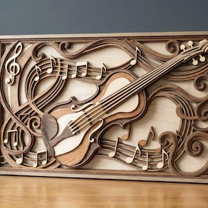 Puede incluir: Obra de arte de madera en capas que representa un violín y notas musicales. La obra utiliza diferentes tonos de madera marrón para crear un efecto 3D. El violín está centrado, con notas musicales y líneas fluidas a su alrededor.