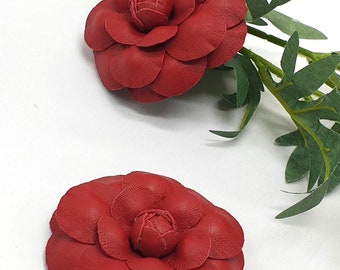 "Rote Leder-Blüten-Schuhclips: Romantisches ""Schuh-Accessoire""."