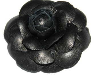 Broche fleur Camélia en cuir naturel camélia noir/cuir noir. Tailles 6-10cm