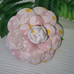Spilla fiore Camelia in pelle naturale! Spilla fiore in vera pelle, fiore di camelia, camelia in pelle, accessorio per feste
