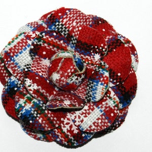 Spilla fiore Camelia in pelle naturale! Spilla fiore in vera pelle, accessorio per feste, fiore di Natale