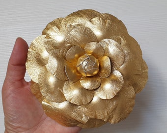 Goldfarbene Leder Kamelie, Gold Camellia Brosche