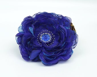 Broche fleur en organza bleu dans des tons bleus, 8 cm de diamètre