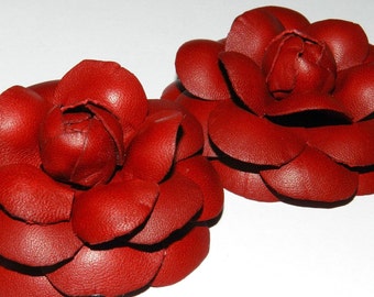 Rode leren schoenclips met bloem, cameliabloesem