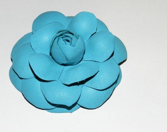 Fleur broche Camellia en cuir naturel - bleu clair!