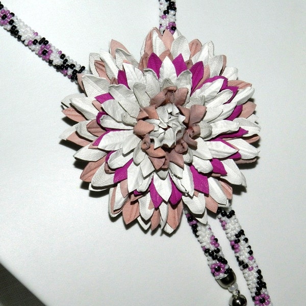 Soldes !!! Collier corde au crochet avec broche pendentif fleur de chrysanthème en cuir, collier corde sakura, broche chrysanthème en cuir