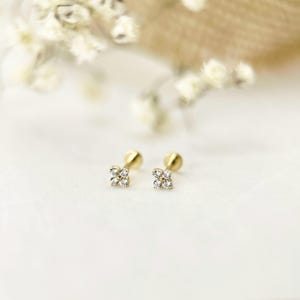 Pendiente plano de oro macizo de 14 quilates con forma de flor y cierre de rosca, pequeño piercing floral para cartílago, delicado pendiente para hélix y tragus, pendiente minimalista de moissanita. 1 Pair