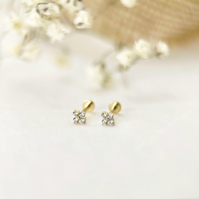 Pendiente plano de oro macizo de 14 quilates con forma de flor y cierre de rosca, pequeño piercing floral para cartílago, delicado pendiente para hélix y tragus, pendiente minimalista de moissanita. 1 Pair