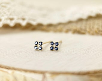 Pendientes de botón de oro macizo de 14 quilates con circonitas cúbicas azul oscuro en forma de flor, pequeños pendientes florales de zafiro azul, delicados pendientes de oro, joyería fina minimalista para el día a día.