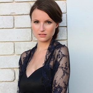 Dunkelblauer Lace Loop Schal. Wandelbarer Schal, Spitze Cover Up