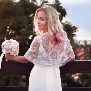 Beautiful bride wearing a lace bridal bolero.
Lace shawl, bridal shrug, wedding bolero, wedding party, bridesmaids shawl