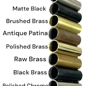 Op de afbeelding: Een verticale stapel van acht cilindrische metalen buizen in verschillende afwerkingen, gelabeld van boven naar beneden: Brushed Chrome, Matte Black, Brushed Brass, Antique Patina, Polished Brass, Raw Brass, Black Brass en Polished Chrome.
