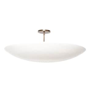 Puede incluir: Una lámpara de techo blanca de forma ovalada con una placa de montaje y un vástago de color bronce. La luz tiene una pantalla de vidrio esmerilado y está diseñada para montarse al ras del techo. El accesorio es de diseño moderno.