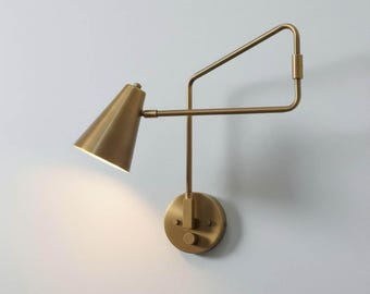 Messing wandkandelaar met zwenkarm: verstelbare lamp uit het midden van de eeuw
