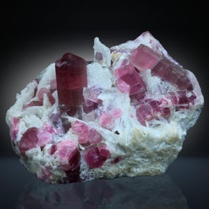 Ejemplar de cristal de turmalina rosa rubí claro – Afganistán, 149 g, ejemplar de mineral natural