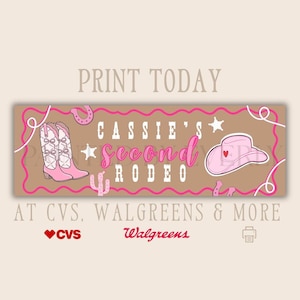Könnte beinhalten: Banner mit braunem Hintergrund und rosa Akzenten, mit Cowboyhut, Stiefeln und dem Text "Cassie's Second Rodeo". Das Banner enthält auch Hufeisen-, Kaktus- und Stern-Grafiken. Der Text "Print Today" steht oben.
