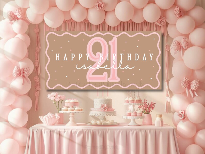 Puede incluir: Una escena de fiesta de cumplea&ntilde;os con una pancarta que dice "Happy Birthday Isabella" y el n&uacute;mero "21" en rosa. La escena incluye una mesa con pasteles, cupcakes y globos rosas.