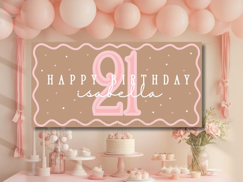 Puede incluir: Una pancarta marr&oacute;n con el texto "HAPPY BIRTHDAY isabella" y el n&uacute;mero "21" en rosa. La pancarta tiene un borde rosa ondulado y lunares blancos. La escena incluye globos y una tarta, creando un ambiente festivo.