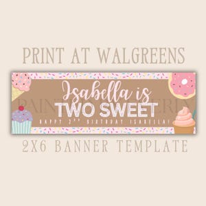 Puede incluir: Una plantilla de banner con un fondo marrón y el texto "Isabella is TWO SWEET" en rosa y blanco. El banner incluye ilustraciones de una magdalena, un cono de helado, una rosquilla y chispas. También se incluye el texto "HAPPY 2ND BIRTHDAY ISABELLA!"