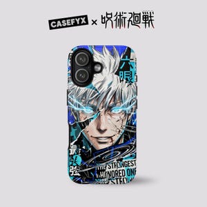 Op de afbeelding: Een set van drie keramische mokken met een gespikkelde, crèmekleurige glazuur. Elke mok heeft een ander handgeschilderd ontwerp: een blauw en groen blad, een gele en oranje bloem en een rode en roze bes. De mokken hebben een eenvoudige, afgeronde vorm.