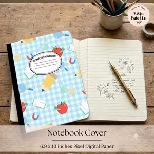 Può includere: Un quaderno con un motivo a quadretti vichy azzurro decorato con illustrazioni di mele rosse con vermi, matite gialle, lenti d'ingrandimento e becher. La copertina presenta un'etichetta bianca con il testo COMPOSITION BOOK. Un taccuino aperto è accanto.