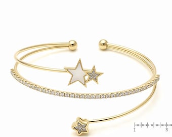 Brazalete minimalista de acero inoxidable con circonitas y diseño de estrella dorada. Brazalete abierto ajustable.