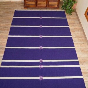 Alfombra tejida a mano de color morado - Dhurrie de algodón estilo bohemio con rayas blancas y estampado floral.