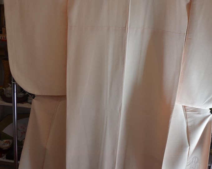 Vintage Japanese  handsewn kimono plain cream furisode kimono. Blend suitable for wear with hamaka.  Pink trim inner lining of sleeves.