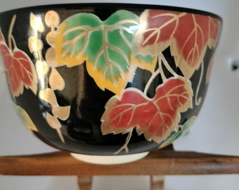 Ciotola da tè smaltata Kyoware vintage giapponese fatta a mano, chawan. Foglie di glicine e fiori oro dipinti in smalto sopra smalto. Smalto nero su bianco