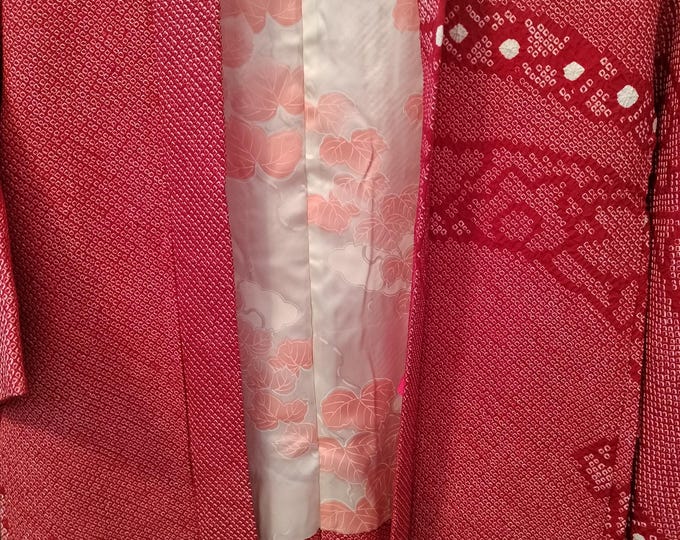 Vintage Japanese hand stitched silk  haori kimono jacket. Shibori dyed cool red w/ geometric pattern floral lining colourful himo. Hand dyed