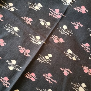 Tela vintage americana para sacos de los años 50, pieza cuadrada de 49 cm x 46 cm. Estampado atómico de globos y serpentinas rosas, blancas y negras.