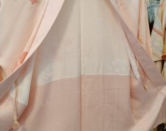 Vintage Japanese hand stitched silk  haori kimono jacket. Soft pink floral flower design. Excellent condition soft to the touch.