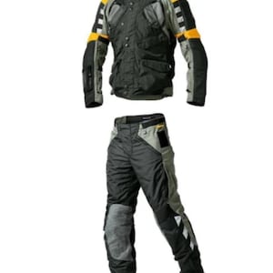 Könnte beinhalten: Schwarzes und graues Motorradjacken- und -hosen-Set mit gelben Akzenten. Die Jacke hat einen hohen Kragen, mehrere Taschen und gelbe Streifen auf den Ärmeln. Die Hose hat verstärkte Kniepolster und ein passendes Farbschema.