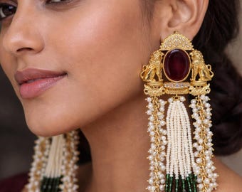 Vergulde leeuwmotief kastanjebruine Meenakari Jhumka-oorbellen, pareldruppel bruidssieraden