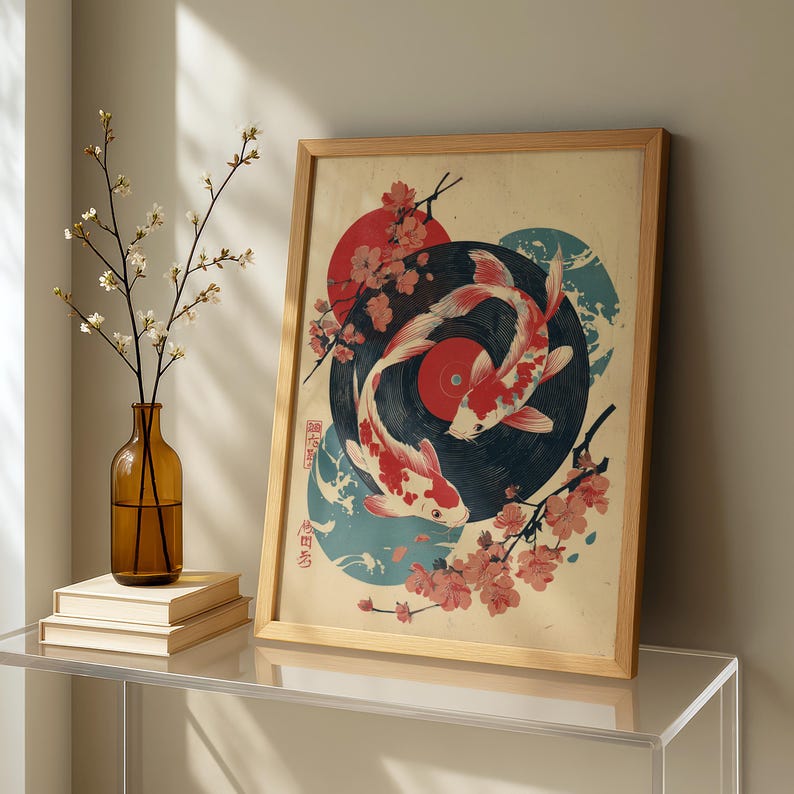 Pode incluir: Uma impress&atilde;o emoldurada com dois peixes koi nadando em torno de um design de disco de vinil. A obra de arte tem uma est&eacute;tica vintage com um sol vermelho, flores de cerejeira e detalhes de ondas azuis. A moldura &eacute; de madeira clara.