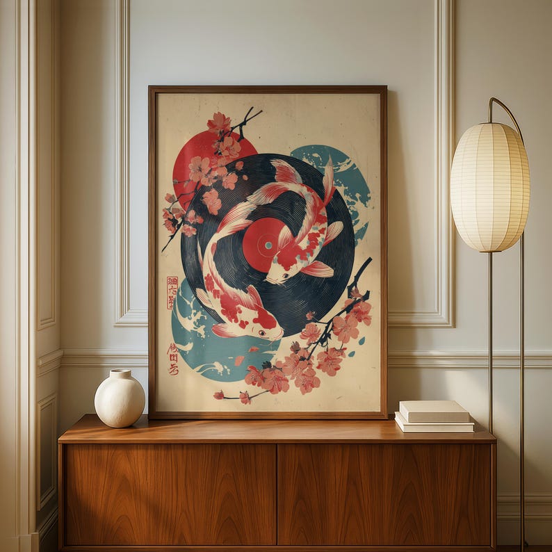 Pode incluir: Uma impress&atilde;o art&iacute;stica emoldurada com dois peixes koi nadando em torno de um disco de vinil. A obra de arte tem uma est&eacute;tica vintage com flores de cerejeira, um sol vermelho e texto japon&ecirc;s. A paleta de cores inclui vermelho, branco, azul e bege.