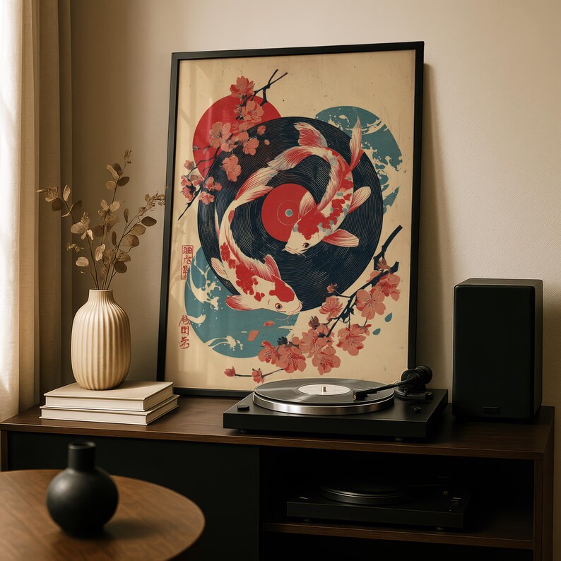 Pode incluir: Impress&atilde;o art&iacute;stica emoldurada com um design de inspira&ccedil;&atilde;o japonesa, apresentando duas carpas koi nadando em torno de um disco de vinil. A obra de arte inclui flores de cerejeira, um sol vermelho e elementos de &aacute;gua azuis. A impress&atilde;o est&aacute; em um arm&aacute;rio de madeira escura com uma vitrola.