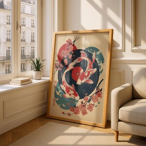 Pode incluir: Uma impress&atilde;o art&iacute;stica emoldurada com dois peixes koi nadando em torno de um design de disco de vinil, com flores de cerejeira e um sol vermelho. A obra de arte tem uma est&eacute;tica vintage, com uma moldura de madeira clara.
