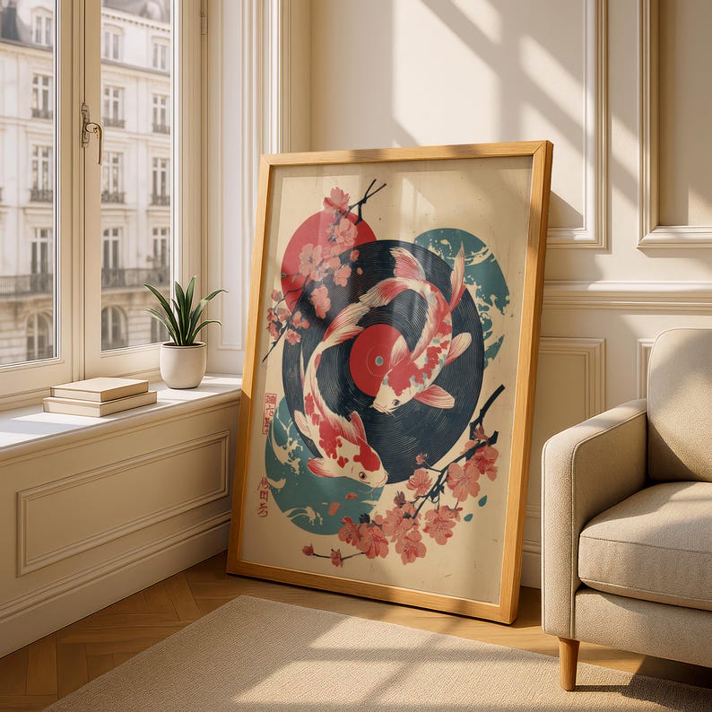 Pode incluir: Uma impress&atilde;o art&iacute;stica emoldurada com dois peixes koi nadando em torno de um design de disco de vinil, com flores de cerejeira e um sol vermelho. A obra de arte tem uma est&eacute;tica vintage, com uma moldura de madeira clara.