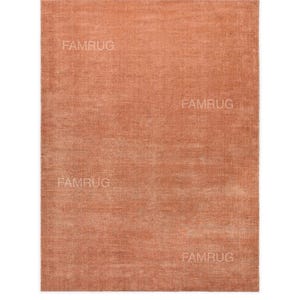 Puede incluir: Una alfombra rectangular de color terracota con una superficie texturizada. La alfombra tiene el texto "FAMRUG" impreso en blanco en cuatro lugares. La alfombra es de color liso y parece estar hecha de un material suave.