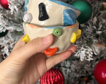 Tazza da arrampicata realizzata in ceramica con presa per