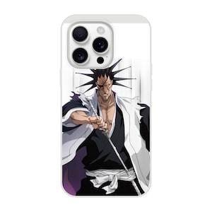 Op de afbeelding: Witte telefoonhoes met een levendige anime-illustratie. Het ontwerp toont een personage in een zwart-witte outfit, met een zwaard in de hand. Het personage heeft stekelig zwart haar en een litteken over één oog. De hoes is ontworpen voor een smartphone.