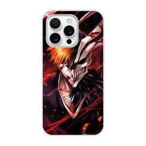 Può includere: Custodia per telefono bianca con una vivace illustrazione in stile anime. L'opera raffigura un personaggio con capelli arancioni e una maschera a mezza teschio, su uno sfondo dinamico rosso e nero. La custodia ha una finitura lucida e un ritaglio per la fotocamera.