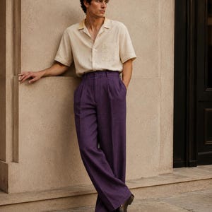 Pantaloni da uomo in lino viola scuro, modello a gamba larga e comoda, pantaloni in lino a vita alta con pieghe, modello coreano, abbigliamento estivo da uomo dallo stile classico.