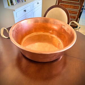 Stor massiv kopparbassäng från 1800-talet