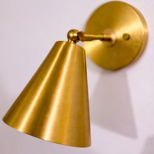 Handgemaakte massief messing kegelwandkandelaar, moderne lamp uit het midden van de eeuw